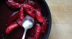 Panacotta au lait d’amande, pêches de vigne au caramel